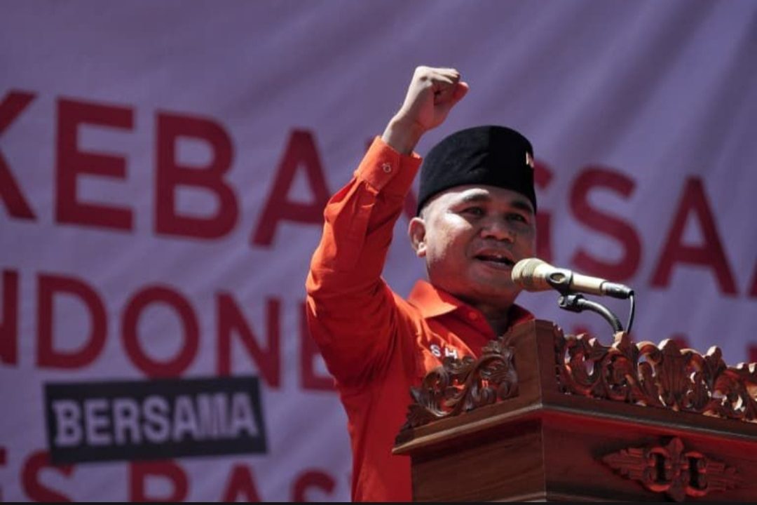 Pemimpin Sejati Tidak Selalu Berjas – Mengapa Kepemimpinan Dekat Rakyat Lebih Bermakna